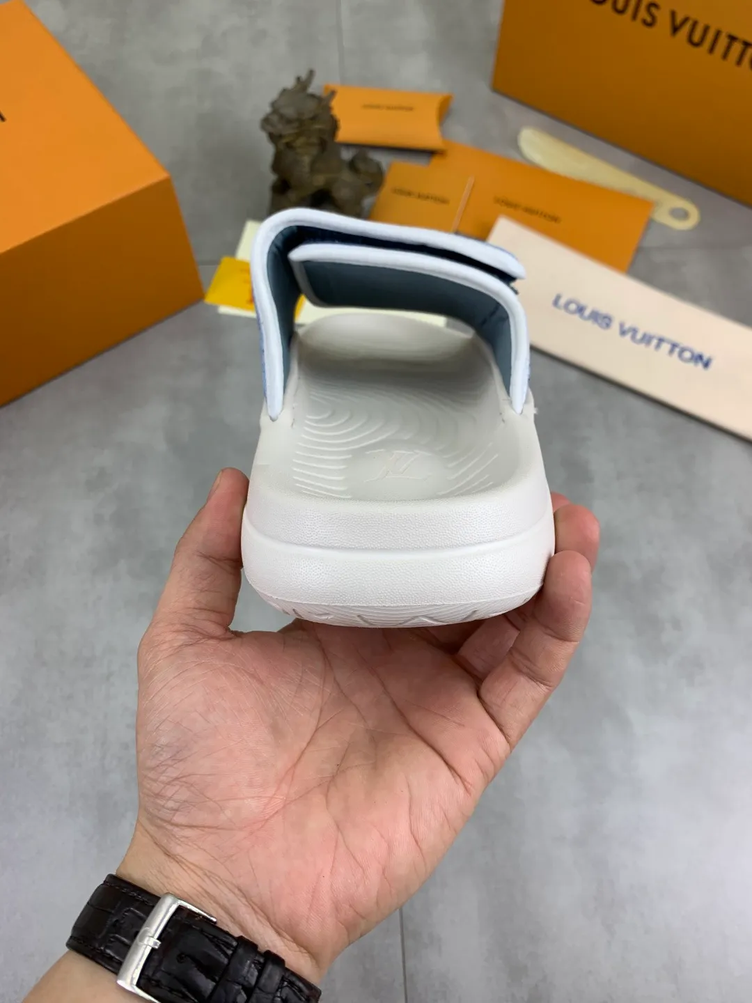 Men's shoes 💰P320💰【New style】🆘 Original quality 【LOUIS VUITTON】The popular Louis Vuitton LV men's slippers on the official website are on sale simultaneously! Original fabric imported from Italy. Original bottom provided by the original factory. Number of yards: 38-44 (customized to 45). Multiple colors to choose from. Fully packaged drawer box.